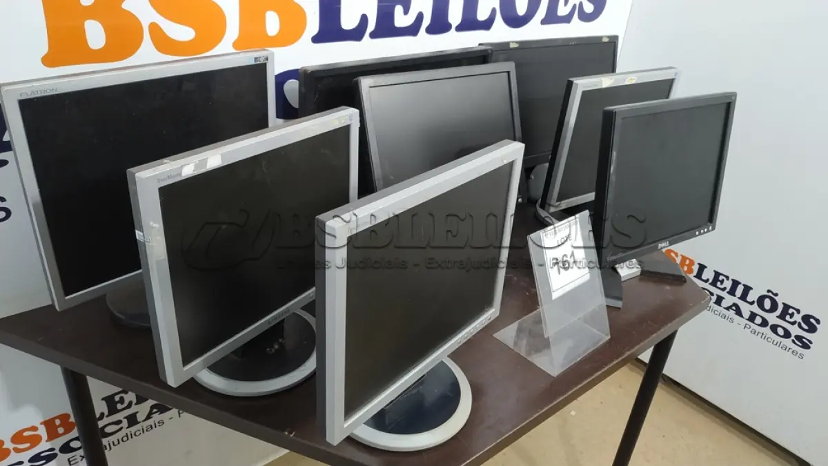 LOTE 161 - 08 MONITORES DE MARCAS E MODELOS DIVERSOS.  (NO ESTADO) ATENÇÃO! FAZER A VISITAÇÃO ANTES DE ARREMATAR, NÃO SABEMOS SE FUNCIONA. LEILÃO NÃO TEM GARANTIA E NEM DEVOLUÇÃO, SUJEITO A POSSÍVEIS AVARIAS VISÍVEIS/OCULTAS E/OU AUSÊNCIA DE COMPONENTES.