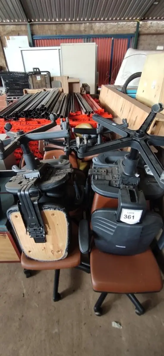 LOTE 361 - 01 LOTE COM VÁRIAS CADEIRAS DE ESCRITÓRIO GIRATÓRIAS PARA RETIRADA DE PEÇAS.  (NO ESTADO) ATENÇÃO! FAZER A VISITAÇÃO ANTES DE ARREMATAR, NÃO SABEMOS SE FUNCIONA. LEILÃO NÃO TEM GARANTIA E NEM DEVOLUÇÃO, SUJEITO A POSSÍVEIS AVARIAS VISÍVEIS/OCULTAS E/OU AUSÊNCIA DE COMPONENTES.