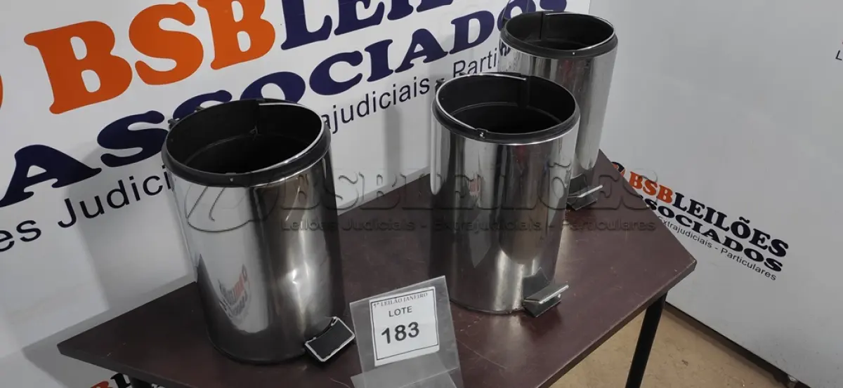 LOTE 183 - 03 LIXEIRAS EM INOX SEM TAMPA.  (NO ESTADO) ATENÇÃO! FAZER A VISITAÇÃO ANTES DE ARREMATAR, NÃO SABEMOS SE FUNCIONA. LEILÃO NÃO TEM GARANTIA E NEM DEVOLUÇÃO, SUJEITO A POSSÍVEIS AVARIAS VISÍVEIS/OCULTAS E/OU AUSÊNCIA DE COMPONENTES.
