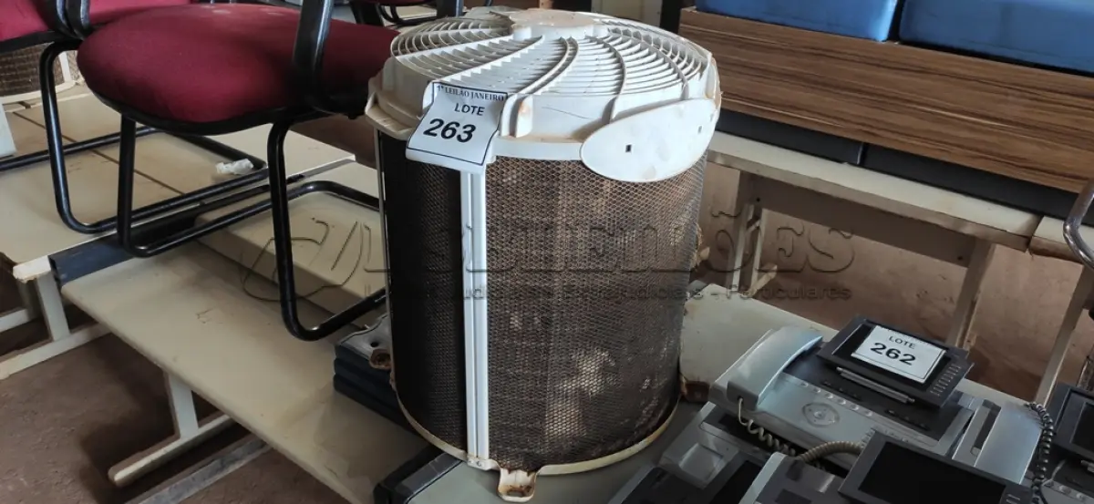 LOTE 263 - 01 CONDENSADORA MARCA CARRIER.  (NO ESTADO) ATENÇÃO! FAZER A VISITAÇÃO ANTES DE ARREMATAR, NÃO SABEMOS SE FUNCIONA. LEILÃO NÃO TEM GARANTIA E NEM DEVOLUÇÃO, SUJEITO A POSSÍVEIS AVARIAS VISÍVEIS/OCULTAS E/OU AUSÊNCIA DE COMPONENTES.