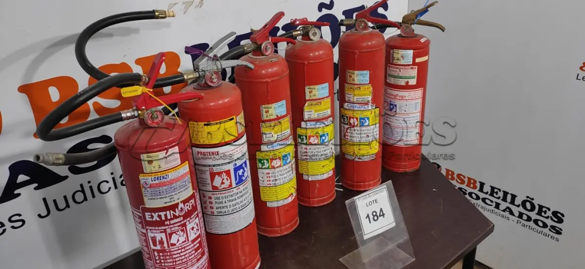 LOTE 184 - 06 EXTINTORES DE INCÊNDIO.  (NO ESTADO) ATENÇÃO! FAZER A VISITAÇÃO ANTES DE ARREMATAR, NÃO SABEMOS SE FUNCIONA. LEILÃO NÃO TEM GARANTIA E NEM DEVOLUÇÃO, SUJEITO A POSSÍVEIS AVARIAS VISÍVEIS/OCULTAS E/OU AUSÊNCIA DE COMPONENTES.