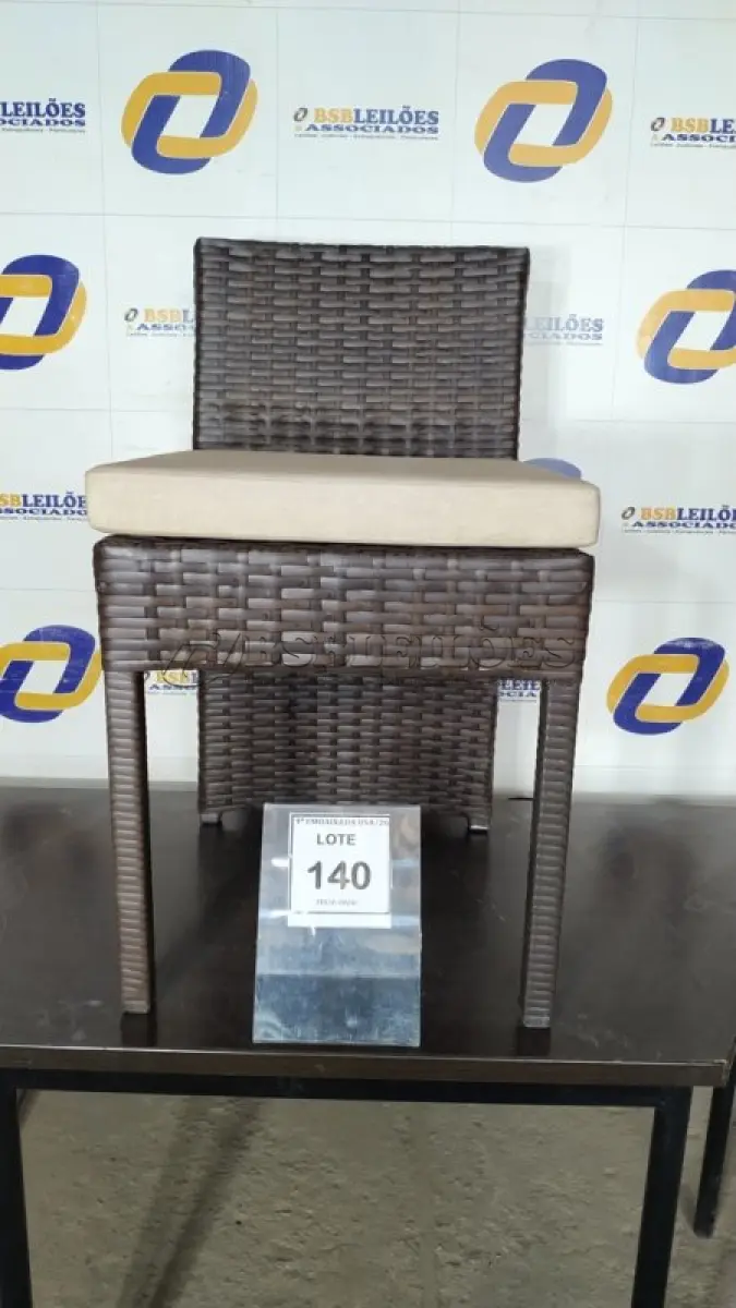 LOTE 140 - 01 CADEIRA DE JARDIM. (NO ESTADO EM QUE SE ENCONTRA. SUJEITO A AVARIAS OCULTAS/VISÍVEIS.) BH1585J