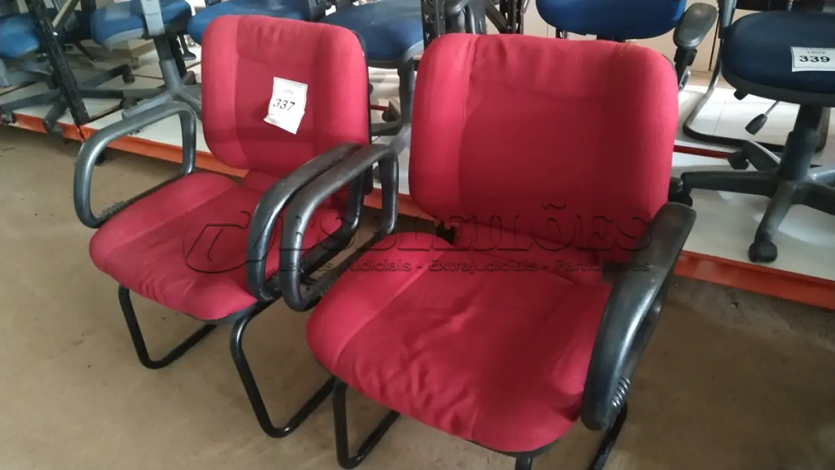 LOTE 337 - 02 CADEIRAS DE ESCRITÓRIO COM PÉS FIXOS NA COR VERMELHA.  (NO ESTADO) ATENÇÃO! FAZER A VISITAÇÃO ANTES DE ARREMATAR, NÃO SABEMOS SE FUNCIONA. LEILÃO NÃO TEM GARANTIA E NEM DEVOLUÇÃO, SUJEITO A POSSÍVEIS AVARIAS VISÍVEIS/OCULTAS E/OU AUSÊNCIA DE COMPONENTES.