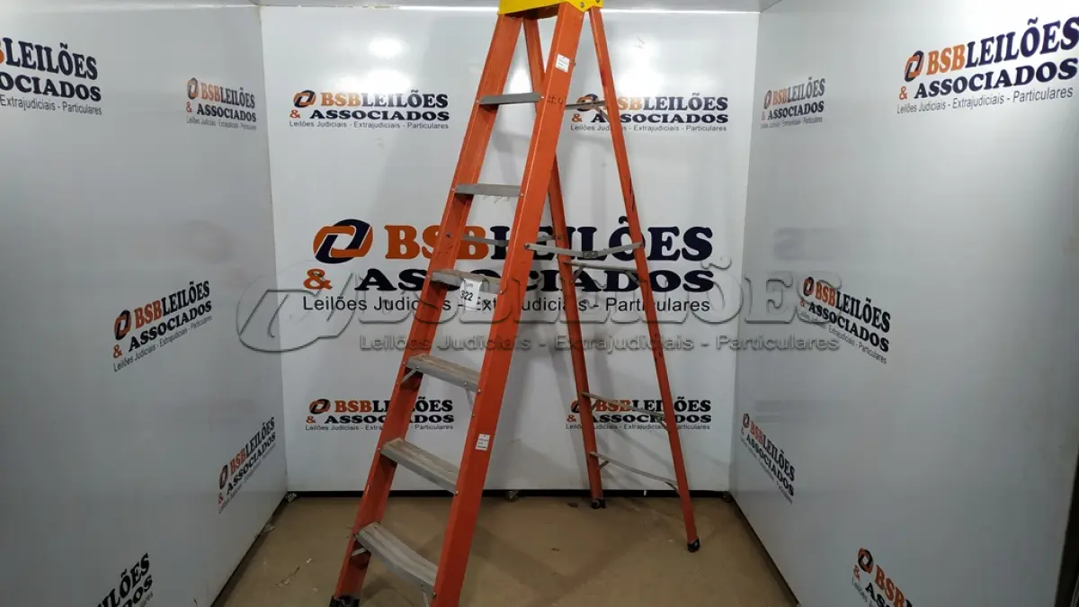 LOTE 322 - 01 ESCADA DE FIBRA COM 06 DEGRAUS DE ALUMÍNIO.  (NO ESTADO) ATENÇÃO! FAZER A VISITAÇÃO ANTES DE ARREMATAR, NÃO SABEMOS SE FUNCIONA. LEILÃO NÃO TEM GARANTIA E NEM DEVOLUÇÃO, SUJEITO A POSSÍVEIS AVARIAS VISÍVEIS/OCULTAS E/OU AUSÊNCIA DE COMPONENTES.