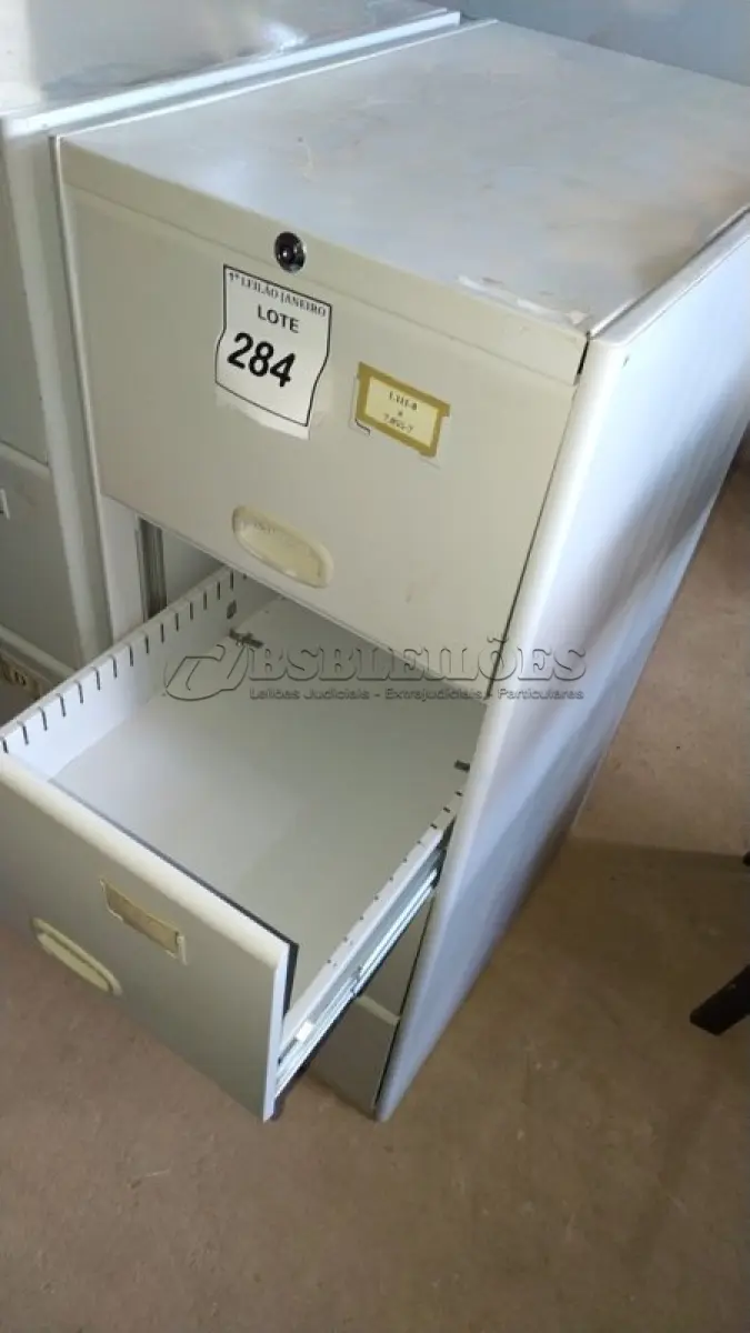 LOTE 284 - 01 ARQUIVO DE AÇO COM 04 GAVETAS.  (NO ESTADO) ATENÇÃO! FAZER A VISITAÇÃO ANTES DE ARREMATAR, NÃO SABEMOS SE FUNCIONA. LEILÃO NÃO TEM GARANTIA E NEM DEVOLUÇÃO, SUJEITO A POSSÍVEIS AVARIAS VISÍVEIS/OCULTAS E/OU AUSÊNCIA DE COMPONENTES.