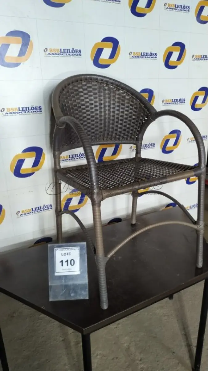 LOTE 110 - 01 CADEIRA DE JARDIM. (NO ESTADO EM QUE SE ENCONTRA. SUJEITO A AVARIAS OCULTAS/VISÍVEIS.) AV9404W