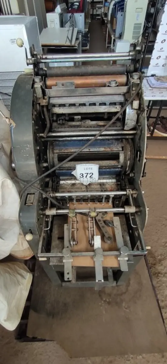 LOTE 372 - 01 MÁQUINA IMPRESSORA OFFSET INDUSTRIAL.  (NO ESTADO) ATENÇÃO! FAZER A VISITAÇÃO ANTES DE ARREMATAR, NÃO SABEMOS SE FUNCIONA. LEILÃO NÃO TEM GARANTIA E NEM DEVOLUÇÃO, SUJEITO A POSSÍVEIS AVARIAS VISÍVEIS/OCULTAS E/OU AUSÊNCIA DE COMPONENTES.