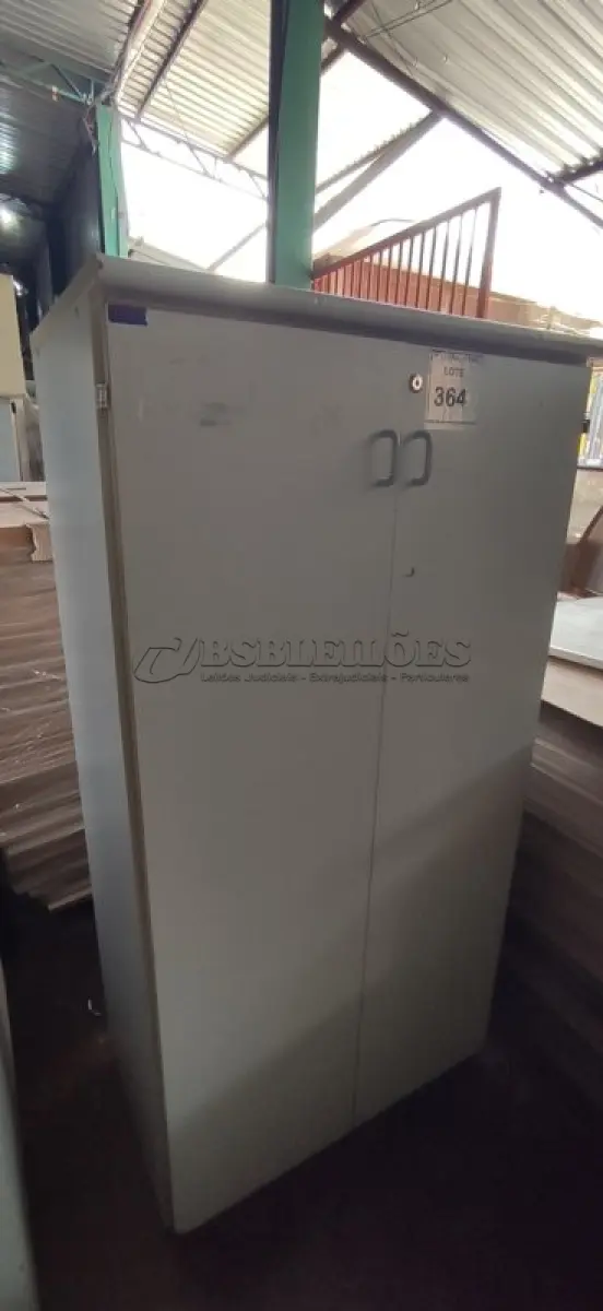 LOTE 364 - 01 ARMÁRIO ALTO EM MADEIRA COM 02 PORTAS.  (NO ESTADO) ATENÇÃO! FAZER A VISITAÇÃO ANTES DE ARREMATAR, NÃO SABEMOS SE FUNCIONA. LEILÃO NÃO TEM GARANTIA E NEM DEVOLUÇÃO, SUJEITO A POSSÍVEIS AVARIAS VISÍVEIS/OCULTAS E/OU AUSÊNCIA DE COMPONENTES.