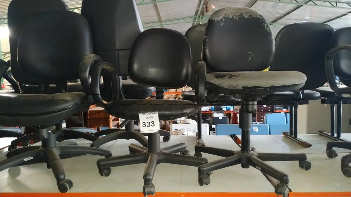 LOTE 333 - 03 CADEIRAS GIRATÓRIAS NA COR PRETA.  (NO ESTADO) ATENÇÃO! FAZER A VISITAÇÃO ANTES DE ARREMATAR, NÃO SABEMOS SE FUNCIONA. LEILÃO NÃO TEM GARANTIA E NEM DEVOLUÇÃO, SUJEITO A POSSÍVEIS AVARIAS VISÍVEIS/OCULTAS E/OU AUSÊNCIA DE COMPONENTES.