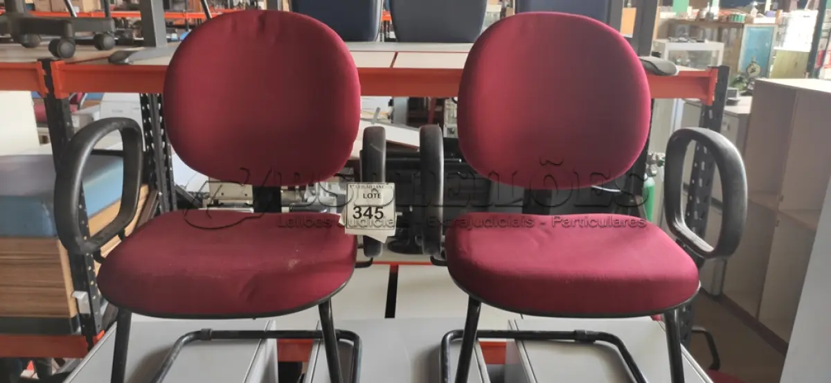 LOTE 345 - 02 CADEIRAS DE ESCRITÓRIO COM PÉS FIXOS NA COR VERMELHA.  (NO ESTADO) ATENÇÃO! FAZER A VISITAÇÃO ANTES DE ARREMATAR, NÃO SABEMOS SE FUNCIONA. LEILÃO NÃO TEM GARANTIA E NEM DEVOLUÇÃO, SUJEITO A POSSÍVEIS AVARIAS VISÍVEIS/OCULTAS E/OU AUSÊNCIA DE COMPONENTES.