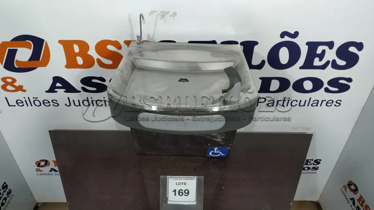 LOTE 169 - 01 BEBEDOURO DE PAREDE EM INOX MARCA CÂNOVAS.  (NO ESTADO) ATENÇÃO! FAZER A VISITAÇÃO ANTES DE ARREMATAR, NÃO SABEMOS SE FUNCIONA. LEILÃO NÃO TEM GARANTIA E NEM DEVOLUÇÃO, SUJEITO A POSSÍVEIS AVARIAS VISÍVEIS/OCULTAS E/OU AUSÊNCIA DE COMPONENTES.
