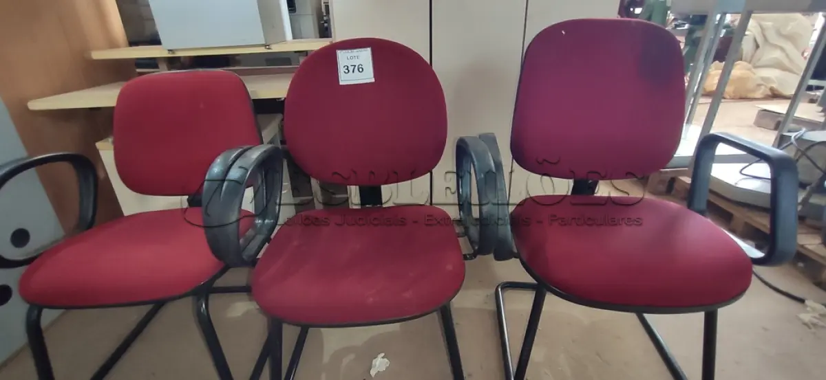 LOTE 376 - 03 CADEIRAS DE ESCRITÓRIO COM PÉS FIXOS NA COR VERMELHA.  (NO ESTADO) ATENÇÃO! FAZER A VISITAÇÃO ANTES DE ARREMATAR, NÃO SABEMOS SE FUNCIONA. LEILÃO NÃO TEM GARANTIA E NEM DEVOLUÇÃO, SUJEITO A POSSÍVEIS AVARIAS VISÍVEIS/OCULTAS E/OU AUSÊNCIA DE COMPONENTES.