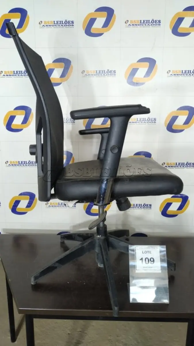 LOTE 109 - 01 CADEIRA DE ESCRITÓRIO. (NO ESTADO EM QUE SE ENCONTRA. SUJEITO A AVARIAS OCULTAS/VISÍVEIS.)