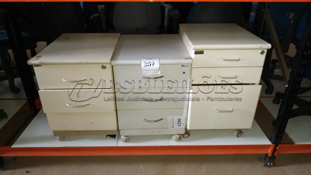 LOTE 307 - 03 GAVETEIROS EM MADEIRA COM 03 GAVETAS CADA.  (NO ESTADO) ATENÇÃO! FAZER A VISITAÇÃO ANTES DE ARREMATAR, NÃO SABEMOS SE FUNCIONA. LEILÃO NÃO TEM GARANTIA E NEM DEVOLUÇÃO, SUJEITO A POSSÍVEIS AVARIAS VISÍVEIS/OCULTAS E/OU AUSÊNCIA DE COMPONENTES.