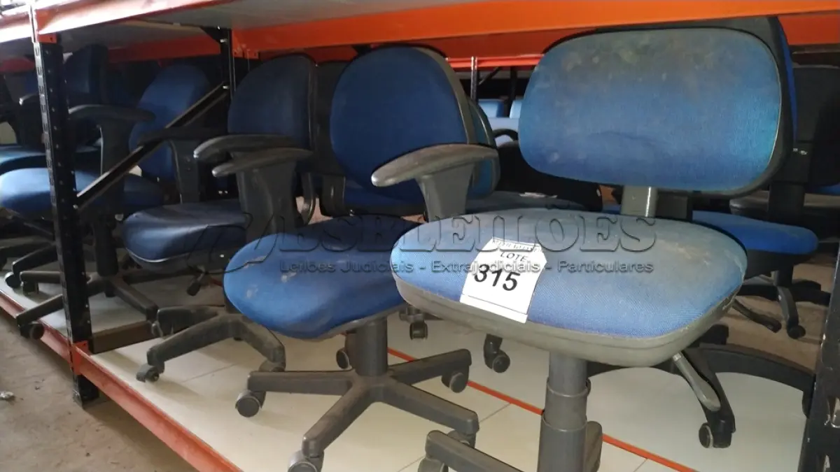 LOTE 315 - 03 CADEIRAS GIRATÓRIAS NA COR AZUL.  (NO ESTADO) ATENÇÃO! FAZER A VISITAÇÃO ANTES DE ARREMATAR, NÃO SABEMOS SE FUNCIONA. LEILÃO NÃO TEM GARANTIA E NEM DEVOLUÇÃO, SUJEITO A POSSÍVEIS AVARIAS VISÍVEIS/OCULTAS E/OU AUSÊNCIA DE COMPONENTES.