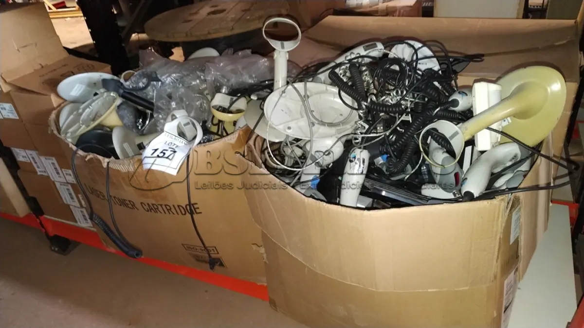 LOTE 157 - 01 LOTE COM GRANDE QUANTIDADE DE LEITORAS DE CÓDIGO DE BARRAS, SUPORTES PARA LEITORAS DE CÓDIGO DE BARRAS, CABOS E PERIFÉRICOS DIVERSOS.  (NO ESTADO) ATENÇÃO! FAZER A VISITAÇÃO ANTES DE ARREMATAR, NÃO SABEMOS SE FUNCIONA. LEILÃO NÃO TEM GARANTIA E NEM DEVOLUÇÃO, SUJEITO A POSSÍVEIS AVARIAS VISÍVEIS/OCULTAS E/OU AUSÊNCIA DE COMPONENTES.