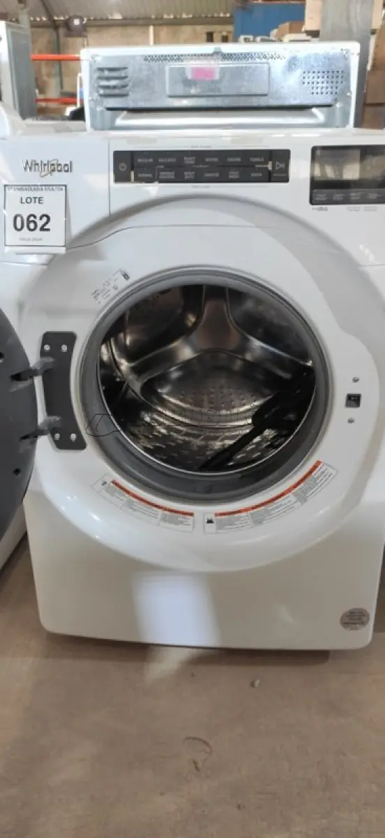 LOTE 062 - 01 MÁQUINA DE LAVAR ROUPAS WHIRLPOOL 110 VOLTS. (NO ESTADO EM QUE SE ENCONTRA. SUJEITO A AVARIAS OCULTAS/VISÍVEIS.)