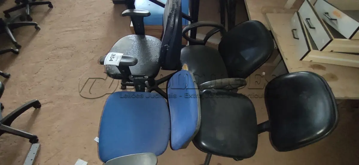 LOTE 354 - 04 CADEIRAS GIRATÓRIAS CORES VARIADAS.  (NO ESTADO) ATENÇÃO! FAZER A VISITAÇÃO ANTES DE ARREMATAR, NÃO SABEMOS SE FUNCIONA. LEILÃO NÃO TEM GARANTIA E NEM DEVOLUÇÃO, SUJEITO A POSSÍVEIS AVARIAS VISÍVEIS/OCULTAS E/OU AUSÊNCIA DE COMPONENTES.