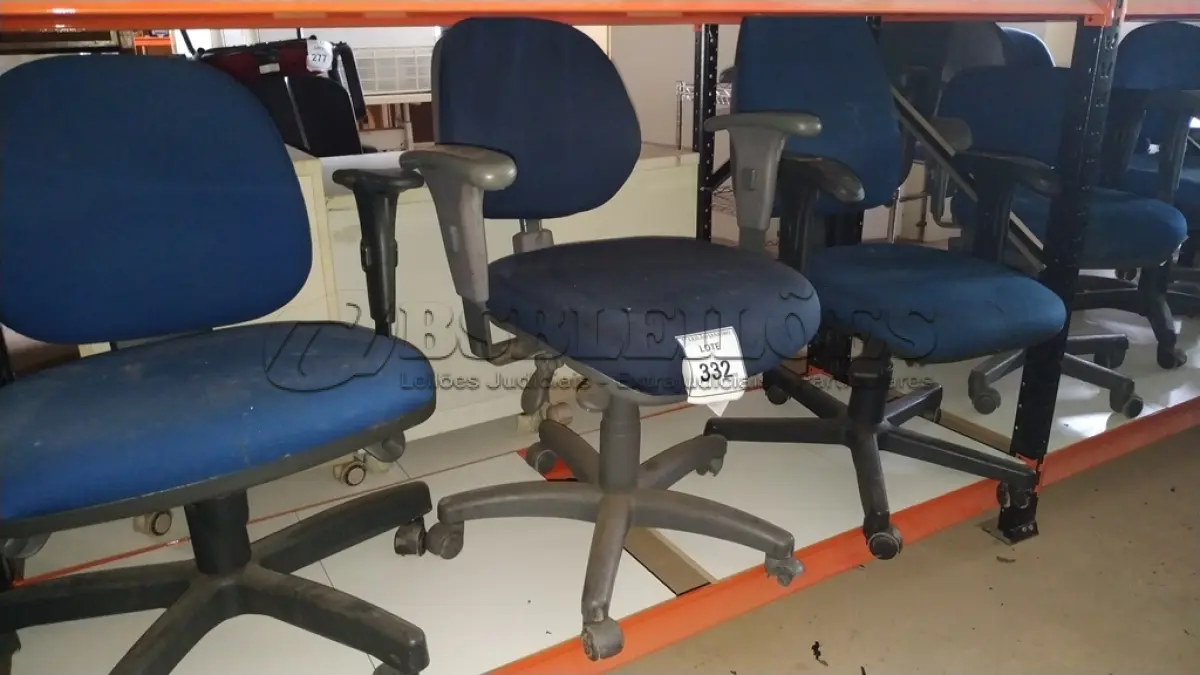 LOTE 332 - 03 CADEIRAS GIRATÓRIAS NA COR AZUL.  (NO ESTADO) ATENÇÃO! FAZER A VISITAÇÃO ANTES DE ARREMATAR, NÃO SABEMOS SE FUNCIONA. LEILÃO NÃO TEM GARANTIA E NEM DEVOLUÇÃO, SUJEITO A POSSÍVEIS AVARIAS VISÍVEIS/OCULTAS E/OU AUSÊNCIA DE COMPONENTES.
