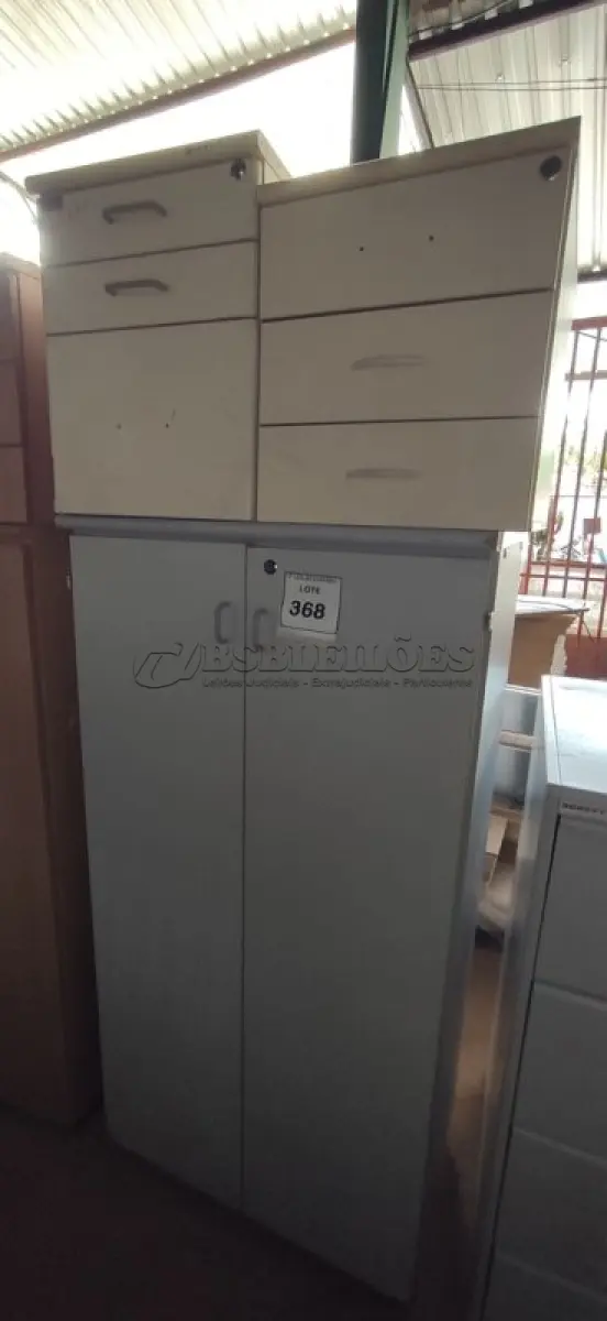 LOTE 368 - 01 ARMÁRIO ALTO EM MADEIRA COM 02 PORTAS E 02 GAVETEIROS DE MADEIRA COM 03 GAVETAS CADA.  (NO ESTADO) ATENÇÃO! FAZER A VISITAÇÃO ANTES DE ARREMATAR, NÃO SABEMOS SE FUNCIONA. LEILÃO NÃO TEM GARANTIA E NEM DEVOLUÇÃO, SUJEITO A POSSÍVEIS AVARIAS VISÍVEIS/OCULTAS E/OU AUSÊNCIA DE COMPONENTES.
