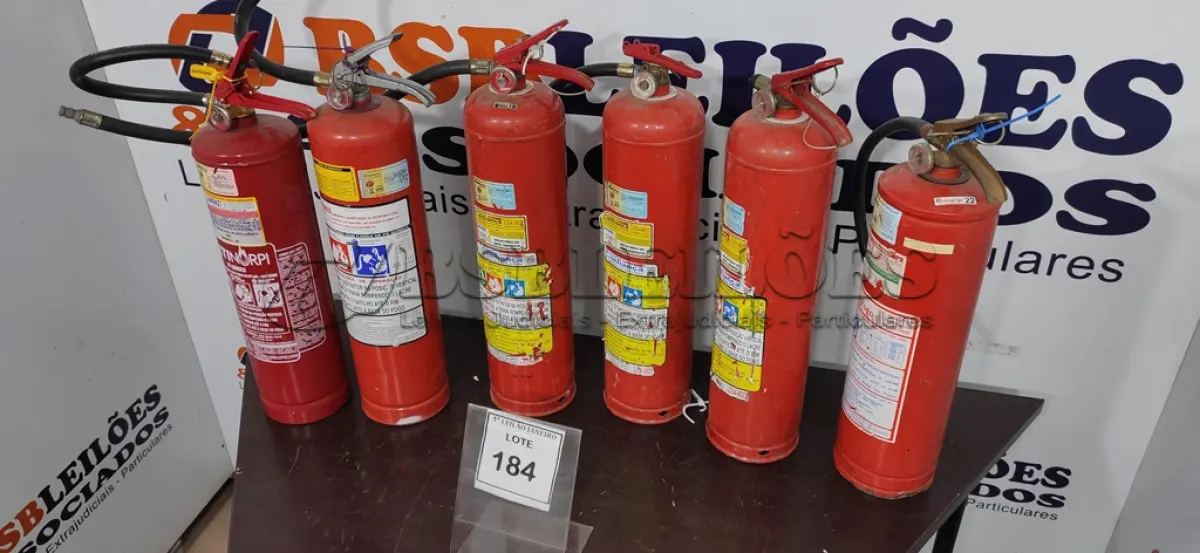 LOTE 184 - 06 EXTINTORES DE INCÊNDIO.  (NO ESTADO) ATENÇÃO! FAZER A VISITAÇÃO ANTES DE ARREMATAR, NÃO SABEMOS SE FUNCIONA. LEILÃO NÃO TEM GARANTIA E NEM DEVOLUÇÃO, SUJEITO A POSSÍVEIS AVARIAS VISÍVEIS/OCULTAS E/OU AUSÊNCIA DE COMPONENTES.