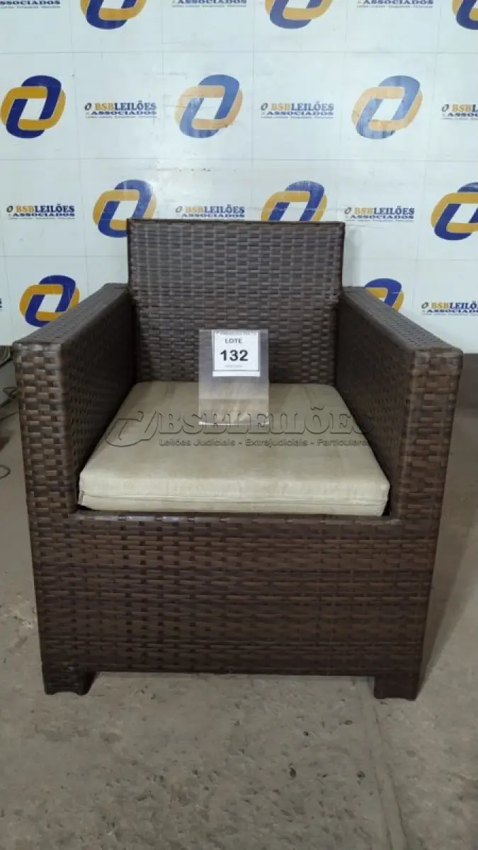 LOTE 132 - 01 CADEIRA DE JARDIM. (NO ESTADO EM QUE SE ENCONTRA. SUJEITO A AVARIAS OCULTAS/VISÍVEIS.) BH1590L