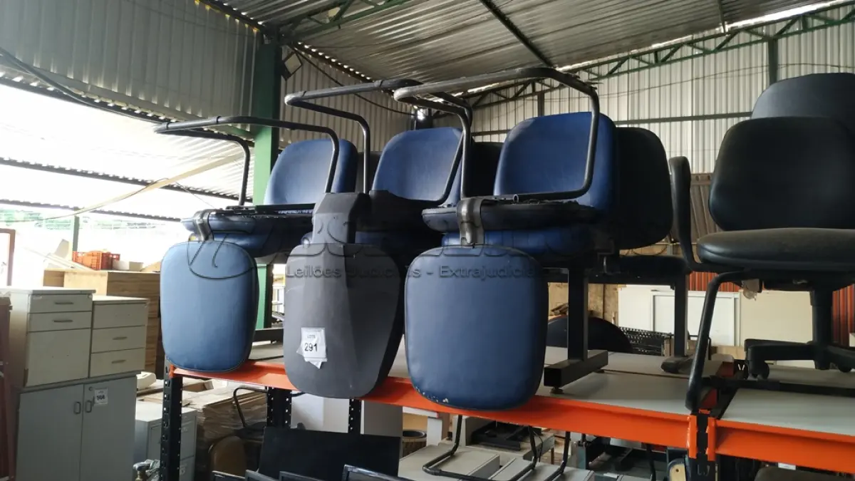 LOTE 291 - 01 CADEIRA TIPO LONGARINA COM 03 LUGARES E 03 CADEIRAS COM PÉS FIXOS NA COR AZUL.  (NO ESTADO) ATENÇÃO! FAZER A VISITAÇÃO ANTES DE ARREMATAR, NÃO SABEMOS SE FUNCIONA. LEILÃO NÃO TEM GARANTIA E NEM DEVOLUÇÃO, SUJEITO A POSSÍVEIS AVARIAS VISÍVEIS/OCULTAS E/OU AUSÊNCIA DE COMPONENTES.