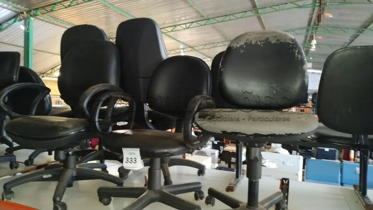 LOTE 333 - 03 CADEIRAS GIRATÓRIAS NA COR PRETA.  (NO ESTADO) ATENÇÃO! FAZER A VISITAÇÃO ANTES DE ARREMATAR, NÃO SABEMOS SE FUNCIONA. LEILÃO NÃO TEM GARANTIA E NEM DEVOLUÇÃO, SUJEITO A POSSÍVEIS AVARIAS VISÍVEIS/OCULTAS E/OU AUSÊNCIA DE COMPONENTES.