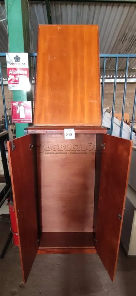 LOTE 218 - 01 ARMÁRIO EM MADEIRA SEM PRATELEIRAS E PEÇAS DE MADEIRA AVULSAS.  (NO ESTADO) ATENÇÃO! FAZER A VISITAÇÃO ANTES DE ARREMATAR, NÃO SABEMOS SE FUNCIONA. LEILÃO NÃO TEM GARANTIA E NEM DEVOLUÇÃO, SUJEITO A POSSÍVEIS AVARIAS VISÍVEIS/OCULTAS E/OU AUSÊNCIA DE COMPONENTES.
