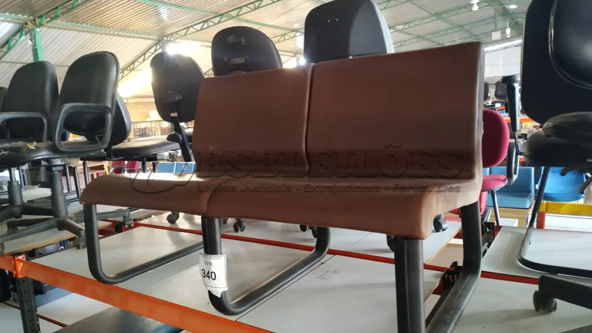LOTE 340 - 01 CADEIRA DE ESPERA TIPO LONGARINA COM 02 LUGARES NA COR MARROM.  (NO ESTADO) ATENÇÃO! FAZER A VISITAÇÃO ANTES DE ARREMATAR, NÃO SABEMOS SE FUNCIONA. LEILÃO NÃO TEM GARANTIA E NEM DEVOLUÇÃO, SUJEITO A POSSÍVEIS AVARIAS VISÍVEIS/OCULTAS E/OU AUSÊNCIA DE COMPONENTES.