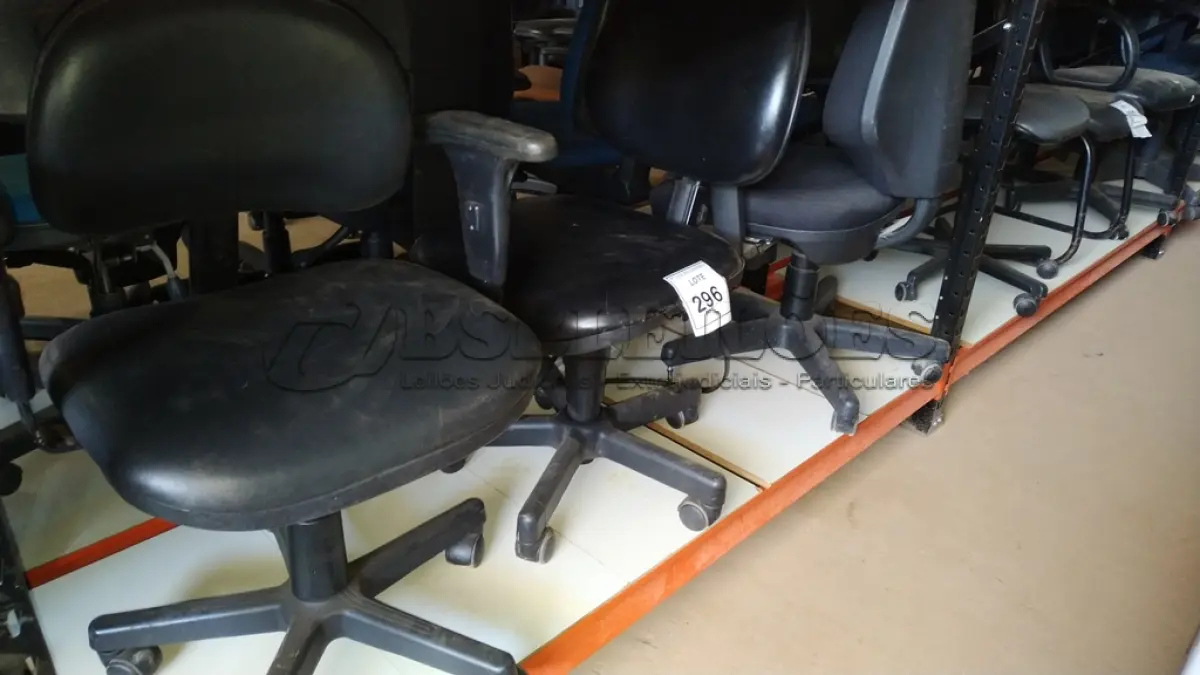 LOTE 296 - 03 CADEIRAS GIRATÓRIAS NA COR PRETA.  (NO ESTADO) ATENÇÃO! FAZER A VISITAÇÃO ANTES DE ARREMATAR, NÃO SABEMOS SE FUNCIONA. LEILÃO NÃO TEM GARANTIA E NEM DEVOLUÇÃO, SUJEITO A POSSÍVEIS AVARIAS VISÍVEIS/OCULTAS E/OU AUSÊNCIA DE COMPONENTES.