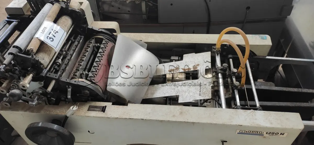 LOTE 374 - 01 MÁQUINA IMPRESSORA OFFSET INDUSTRIAL.  (NO ESTADO) ATENÇÃO! FAZER A VISITAÇÃO ANTES DE ARREMATAR, NÃO SABEMOS SE FUNCIONA. LEILÃO NÃO TEM GARANTIA E NEM DEVOLUÇÃO, SUJEITO A POSSÍVEIS AVARIAS VISÍVEIS/OCULTAS E/OU AUSÊNCIA DE COMPONENTES.