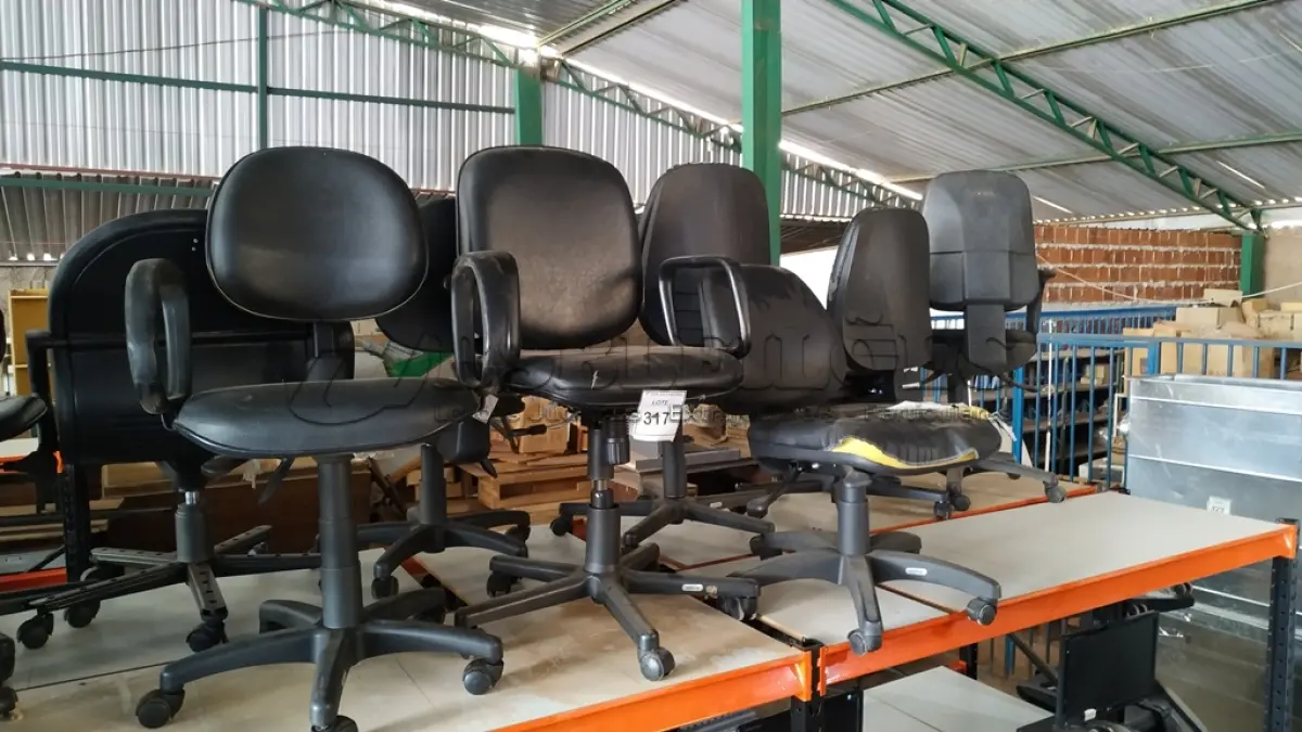 LOTE 317 - 03 CADEIRAS GIRATÓRIAS NA COR PRETA.  (NO ESTADO) ATENÇÃO! FAZER A VISITAÇÃO ANTES DE ARREMATAR, NÃO SABEMOS SE FUNCIONA. LEILÃO NÃO TEM GARANTIA E NEM DEVOLUÇÃO, SUJEITO A POSSÍVEIS AVARIAS VISÍVEIS/OCULTAS E/OU AUSÊNCIA DE COMPONENTES.