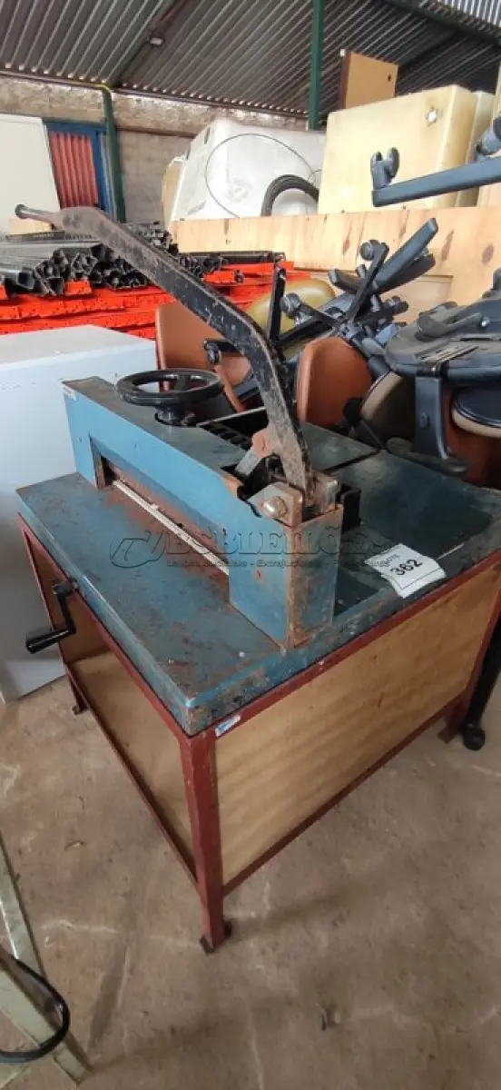 LOTE 362 - 01 GUILHOTINA DE PAPEL INDUSTRIAL.  (NO ESTADO) ATENÇÃO! FAZER A VISITAÇÃO ANTES DE ARREMATAR, NÃO SABEMOS SE FUNCIONA. LEILÃO NÃO TEM GARANTIA E NEM DEVOLUÇÃO, SUJEITO A POSSÍVEIS AVARIAS VISÍVEIS/OCULTAS E/OU AUSÊNCIA DE COMPONENTES.