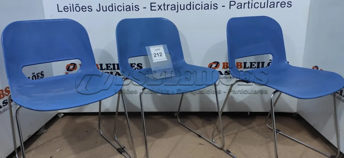 LOTE 212 - 03 CADEIRAS COM PÉS FIXOS.  (NO ESTADO) ATENÇÃO! FAZER A VISITAÇÃO ANTES DE ARREMATAR, NÃO SABEMOS SE FUNCIONA. LEILÃO NÃO TEM GARANTIA E NEM DEVOLUÇÃO, SUJEITO A POSSÍVEIS AVARIAS VISÍVEIS/OCULTAS E/OU AUSÊNCIA DE COMPONENTES.