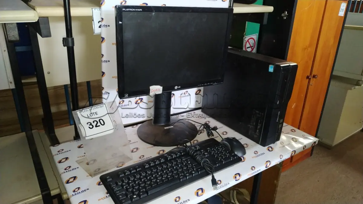 LOTE 320 - 01 CPU MARCA POSITIVO, 01 MONITOR MARCA LG E 01 TECLADO MARCA HP.  (NO ESTADO) ATENÇÃO! FAZER A VISITAÇÃO ANTES DE ARREMATAR, NÃO SABEMOS SE FUNCIONA. LEILÃO NÃO TEM GARANTIA E NEM DEVOLUÇÃO, SUJEITO A POSSÍVEIS AVARIAS VISÍVEIS/OCULTAS E/OU AUSÊNCIA DE COMPONENTES.