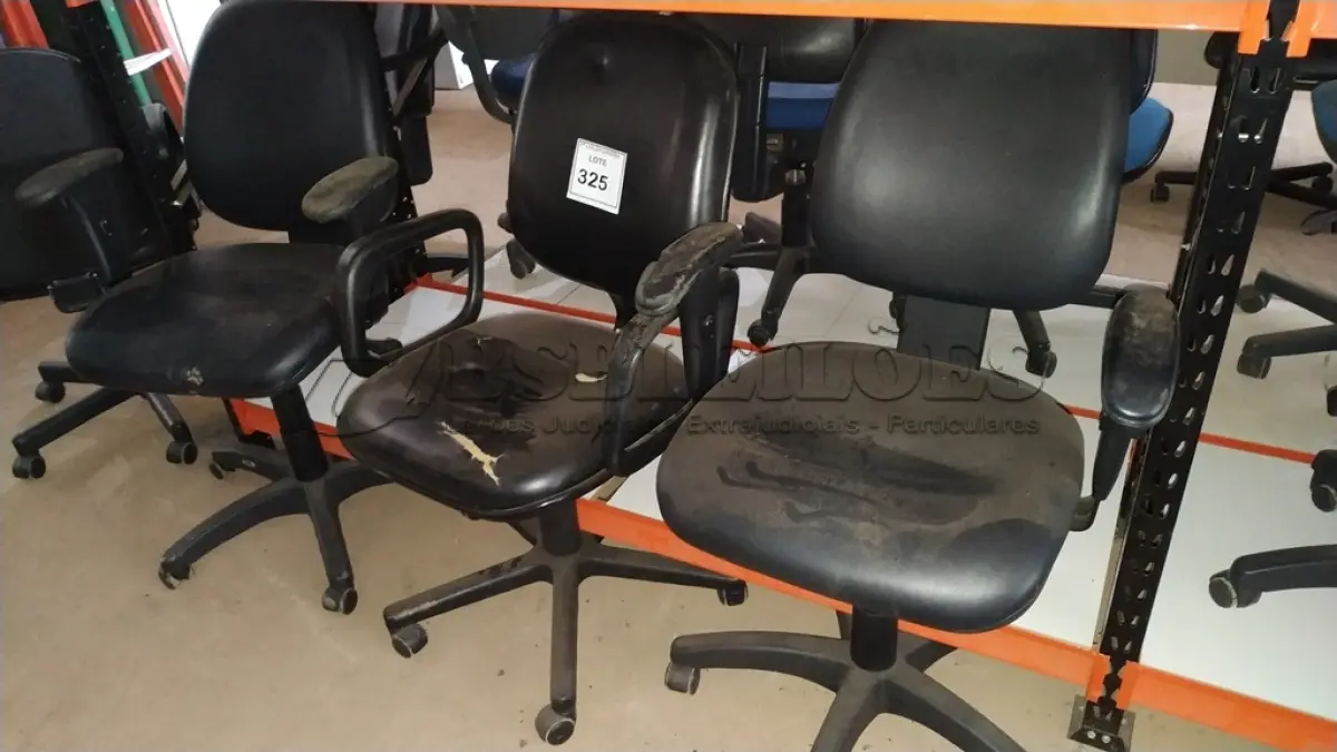 LOTE 325 - 03 CADEIRAS GIRATÓRIAS NA COR PRETA.  (NO ESTADO) ATENÇÃO! FAZER A VISITAÇÃO ANTES DE ARREMATAR, NÃO SABEMOS SE FUNCIONA. LEILÃO NÃO TEM GARANTIA E NEM DEVOLUÇÃO, SUJEITO A POSSÍVEIS AVARIAS VISÍVEIS/OCULTAS E/OU AUSÊNCIA DE COMPONENTES.