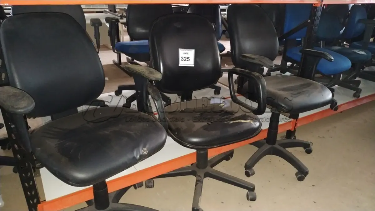 LOTE 325 - 03 CADEIRAS GIRATÓRIAS NA COR PRETA.  (NO ESTADO) ATENÇÃO! FAZER A VISITAÇÃO ANTES DE ARREMATAR, NÃO SABEMOS SE FUNCIONA. LEILÃO NÃO TEM GARANTIA E NEM DEVOLUÇÃO, SUJEITO A POSSÍVEIS AVARIAS VISÍVEIS/OCULTAS E/OU AUSÊNCIA DE COMPONENTES.