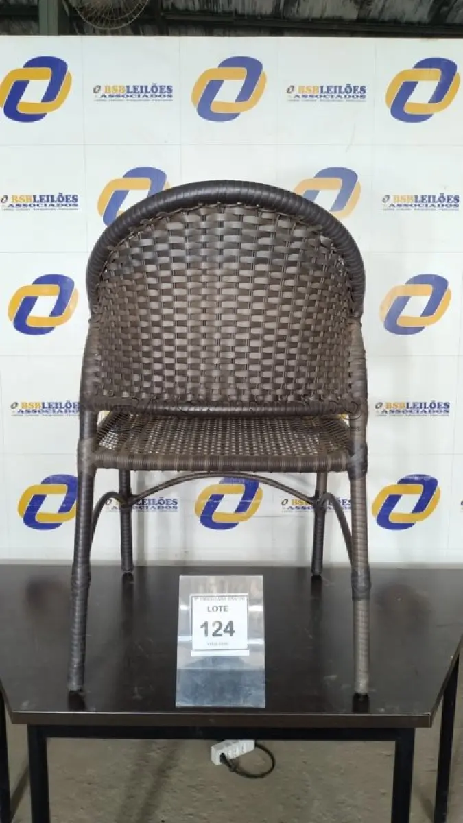 LOTE 124 - 01 CADEIRA DE JARDIM. (NO ESTADO EM QUE SE ENCONTRA. SUJEITO A AVARIAS OCULTAS/VISÍVEIS.) AV9405C