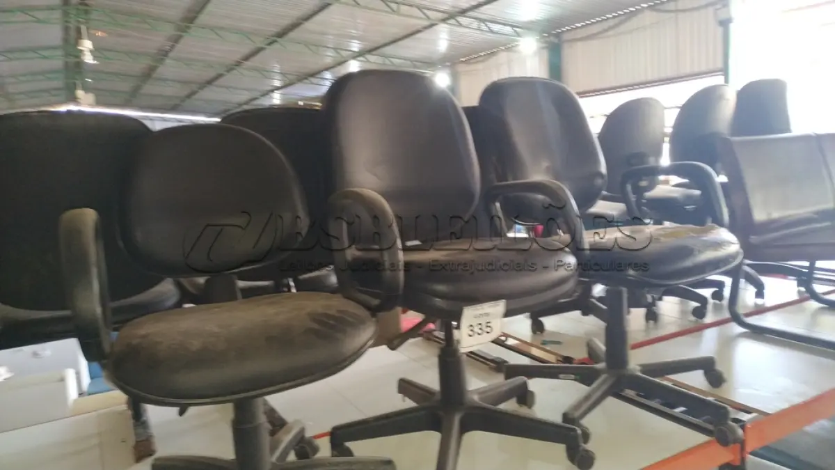LOTE 335 - 03 CADEIRAS GIRATÓRIAS NA COR PRETA.  (NO ESTADO) ATENÇÃO! FAZER A VISITAÇÃO ANTES DE ARREMATAR, NÃO SABEMOS SE FUNCIONA. LEILÃO NÃO TEM GARANTIA E NEM DEVOLUÇÃO, SUJEITO A POSSÍVEIS AVARIAS VISÍVEIS/OCULTAS E/OU AUSÊNCIA DE COMPONENTES.