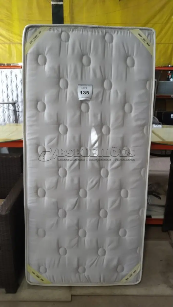 LOTE 135 - 01 COLCHÃO DE SOLTEIRO COM BASE 1,88CM X 88CM. (NO ESTADO EM QUE SE ENCONTRA. SUJEITO A AVARIAS OCULTAS/VISÍVEIS.) BJ7267M