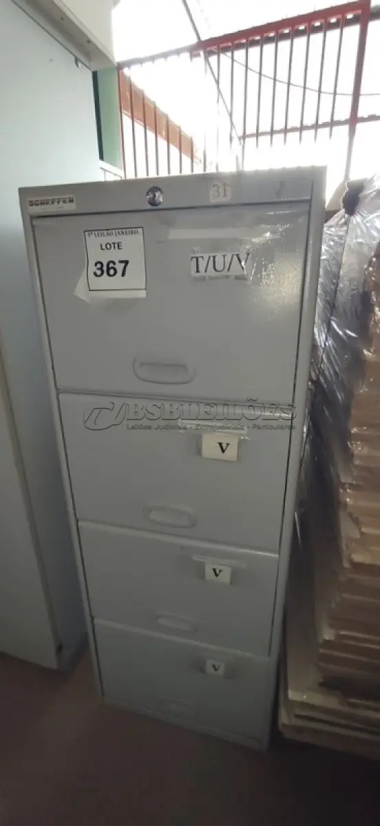 LOTE 367 - 01 ARQUIVO DE AÇO COM 04 GAVETAS.  (NO ESTADO) ATENÇÃO! FAZER A VISITAÇÃO ANTES DE ARREMATAR, NÃO SABEMOS SE FUNCIONA. LEILÃO NÃO TEM GARANTIA E NEM DEVOLUÇÃO, SUJEITO A POSSÍVEIS AVARIAS VISÍVEIS/OCULTAS E/OU AUSÊNCIA DE COMPONENTES.