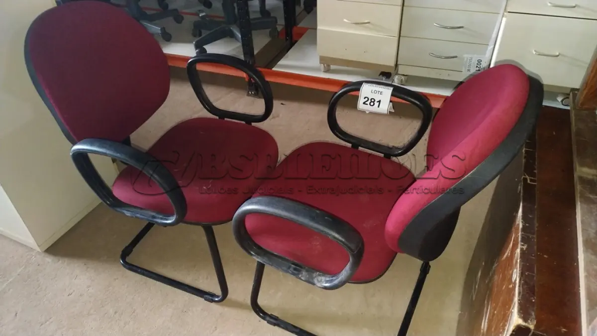 LOTE 281 - 02 CADEIRAS DE ESCRITÓRIO COM PÉS FIXOS NA COR VERMELHA.  (NO ESTADO) ATENÇÃO! FAZER A VISITAÇÃO ANTES DE ARREMATAR, NÃO SABEMOS SE FUNCIONA. LEILÃO NÃO TEM GARANTIA E NEM DEVOLUÇÃO, SUJEITO A POSSÍVEIS AVARIAS VISÍVEIS/OCULTAS E/OU AUSÊNCIA DE COMPONENTES.