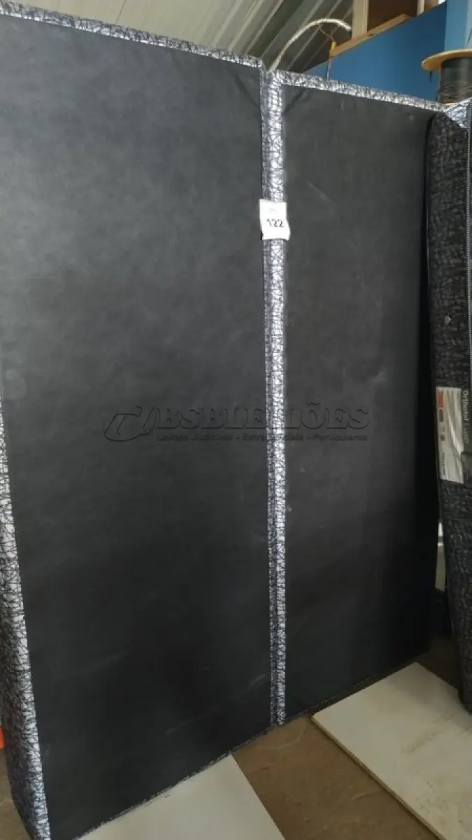 LOTE 122 - 01 COLCHÃO CASAL COM 02 BASES 1,98CM X 1,58CM. (NO ESTADO EM QUE SE ENCONTRA. SUJEITO A AVARIAS OCULTAS/VISÍVEIS.) BJ7226D/ AV9418H