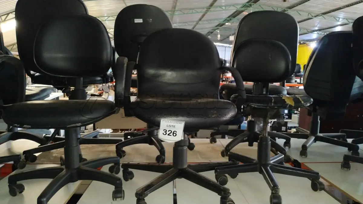 LOTE 326 - 03 CADEIRAS GIRATÓRIAS NA COR PRETA (NO ESTADO) ATENÇÃO! FAZER A VISITAÇÃO ANTES DE ARREMATAR, NÃO SABEMOS SE FUNCIONA. LEILÃO NÃO TEM GARANTIA E NEM DEVOLUÇÃO, SUJEITO A POSSÍVEIS AVARIAS VISÍVEIS/OCULTAS E/OU AUSÊNCIA DE COMPONENTES.