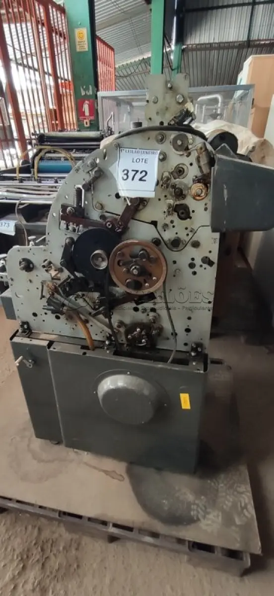 LOTE 372 - 01 MÁQUINA IMPRESSORA OFFSET INDUSTRIAL.  (NO ESTADO) ATENÇÃO! FAZER A VISITAÇÃO ANTES DE ARREMATAR, NÃO SABEMOS SE FUNCIONA. LEILÃO NÃO TEM GARANTIA E NEM DEVOLUÇÃO, SUJEITO A POSSÍVEIS AVARIAS VISÍVEIS/OCULTAS E/OU AUSÊNCIA DE COMPONENTES.