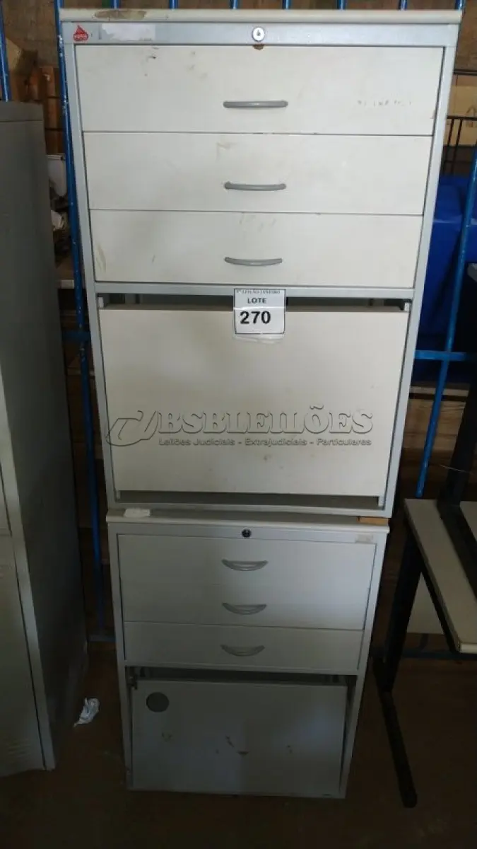 LOTE 270 - 02 GAVETEIROS COM 03 GAVETAS E 01 PORTA COM 02 COMPARTIMENTOS.  (NO ESTADO) ATENÇÃO! FAZER A VISITAÇÃO ANTES DE ARREMATAR, NÃO SABEMOS SE FUNCIONA. LEILÃO NÃO TEM GARANTIA E NEM DEVOLUÇÃO, SUJEITO A POSSÍVEIS AVARIAS VISÍVEIS/OCULTAS E/OU AUSÊNCIA DE COMPONENTES.