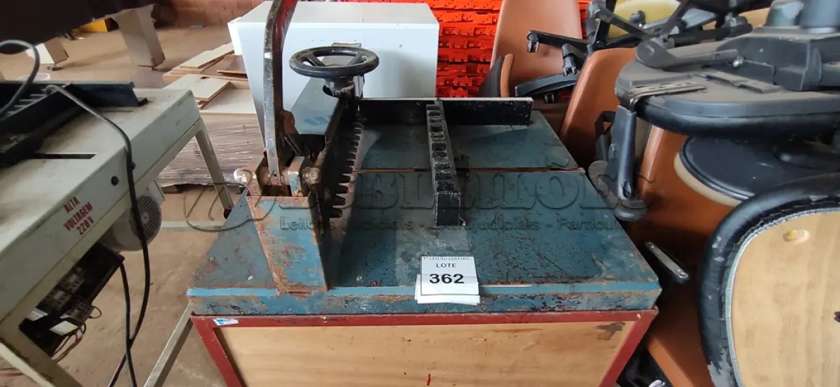 LOTE 362 - 01 GUILHOTINA DE PAPEL INDUSTRIAL.  (NO ESTADO) ATENÇÃO! FAZER A VISITAÇÃO ANTES DE ARREMATAR, NÃO SABEMOS SE FUNCIONA. LEILÃO NÃO TEM GARANTIA E NEM DEVOLUÇÃO, SUJEITO A POSSÍVEIS AVARIAS VISÍVEIS/OCULTAS E/OU AUSÊNCIA DE COMPONENTES.