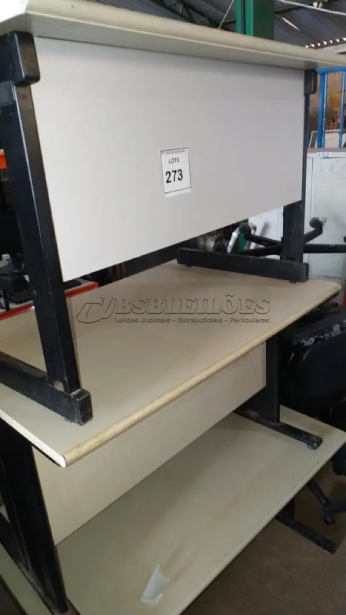 LOTE 273 - 03 MESAS DE ESCRITÓRIO EM MADEIRA SENDO 01 COM 03 GAVETAS.  (NO ESTADO) ATENÇÃO! FAZER A VISITAÇÃO ANTES DE ARREMATAR, NÃO SABEMOS SE FUNCIONA. LEILÃO NÃO TEM GARANTIA E NEM DEVOLUÇÃO, SUJEITO A POSSÍVEIS AVARIAS VISÍVEIS/OCULTAS E/OU AUSÊNCIA DE COMPONENTES.