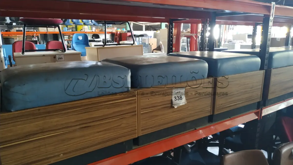 LOTE 338 - 03 BANCOS DE ESPERA EM MADEIRA COM ASSENTO ESTOFADO.  (NO ESTADO) ATENÇÃO! FAZER A VISITAÇÃO ANTES DE ARREMATAR, NÃO SABEMOS SE FUNCIONA. LEILÃO NÃO TEM GARANTIA E NEM DEVOLUÇÃO, SUJEITO A POSSÍVEIS AVARIAS VISÍVEIS/OCULTAS E/OU AUSÊNCIA DE COMPONENTES.
